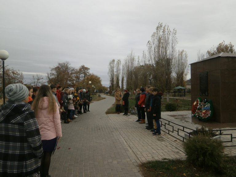 В парке с. Лосево традиционно в рамках мероприятий посвященных  памяти воинов погибших в мирное время прошел митинг памяти лосевсцев,  погибших в пекле вооруженных конфликтов в горячих  точках, во время прохождения воинской службы.